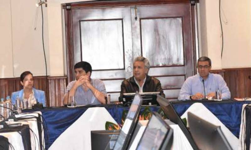 Diálogo. El Presidente se reunió por la tarde con su Gabinete en un salón de la Universidad Católica. Foto: La Hora