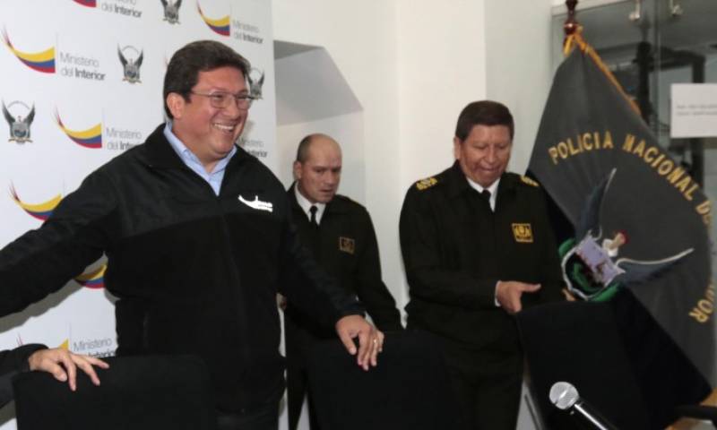 Detalles. El ministro del Interior, César Navas (i), y el comandante de Policía, Ramiro Mantilla, durante su informe. Foto: Expreso