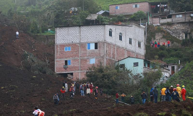 El gobernador de la provincia de Chimborazo, Iván Vinueza, precisó que no tienen certeza de cuántas personas podrían estar aparentemente enterradas/ Foto: Cortesía EFE