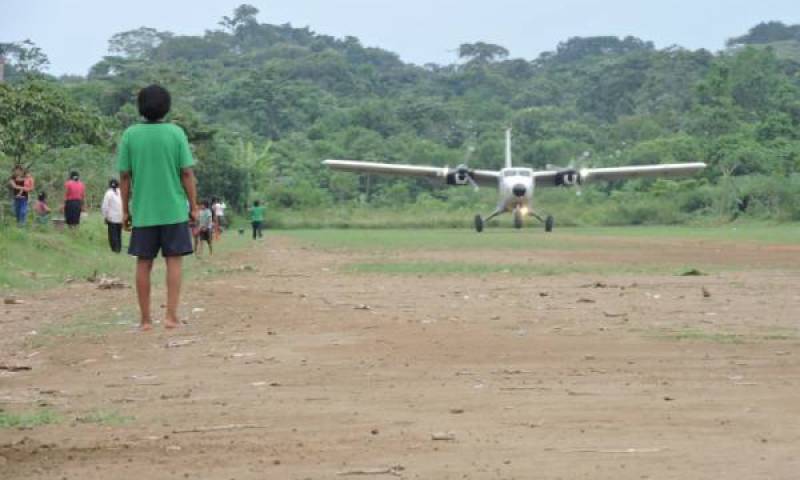 Comuneros observaron el momento en el que aterrizaba el avión Twin Otter DHC-6 de la FAE con autoridades de provincias amazónicas. Foto: El Universo