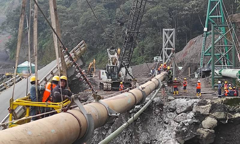 Con el apoyo del Cuerpo de Ingenieros del Ejército ecuatoriano, Petroecuador colocó una torre de soporte del sistema de oleoductos en la zona del puente sobre el río Marker / Foto: cortesía Petroecuador 