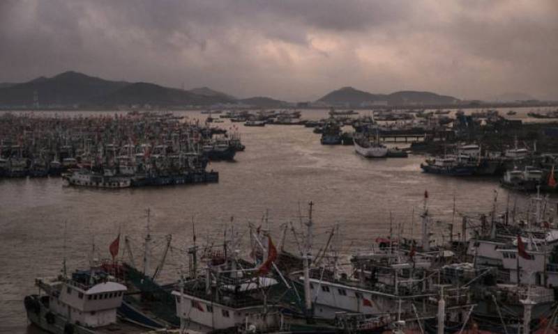 (Tomado del New York Times) China posee una importante flota pesquera que se desplaza fuera de su territorio. Aquí una parte de esa flota en el puerto de Zhejiang, en China. Foto: El Universo