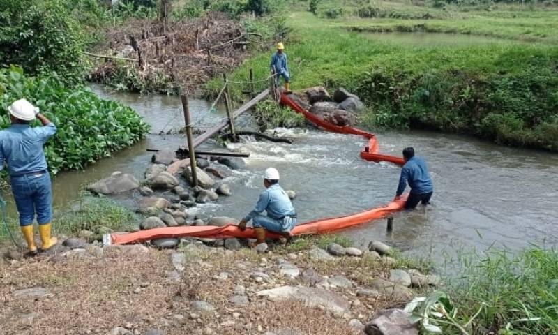 El 14 de abril se produjo un derrame de crudo en el estero Añangu, provincia de Orellana. Ocurrió por una fisura en la línea de conducción del pozo Payamino. / Foto: Cortesía Dirección Zonal 8 MAATE