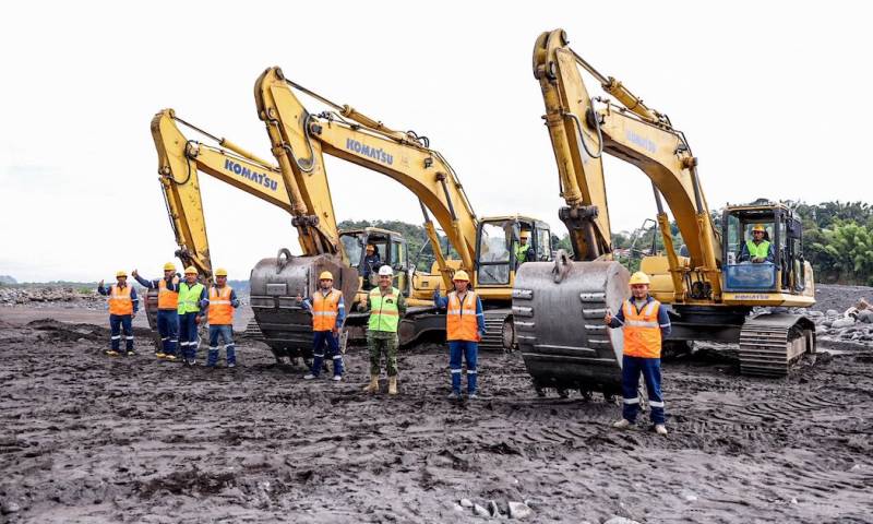 Lasso colocó la primera piedra para la construcción de 3 puentes sobre el río Upano / Foto: Cortesía Ministerio de Transporte