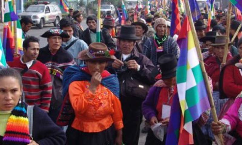 Un grupo de indigenas del Ecuador marchan en contra de reformas gubernamentales del Gobierno de Rafael Correa. Foto: La República