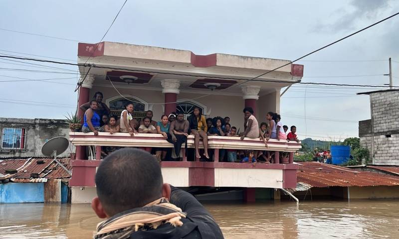 Según un primer reporte de la SGR, unas 500 personas han debido ser rescatadas por medio de botes de goma y otras treinta con helicópteros / Foto: cortesía FFAA