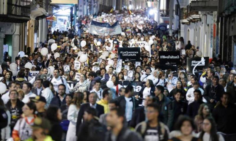 Quito. La movilización estuvo encabezada por los familiares de los periodistas asesinados. Foto: Expreso