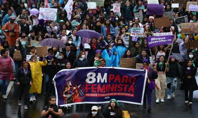 En la movilización se hallaban numerosas madres de víctimas de feminicidios en Ecuador, después de que 2022 terminase con 332 casos / Foto: EFE