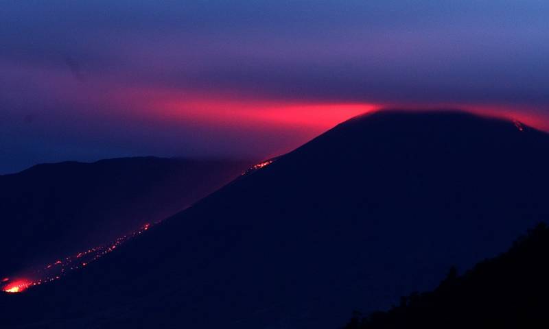 En las últimas 24 horas se han observado frecuentes emisiones de gases, vapor de agua y ceniza desde el cráter  / Foto: EFE