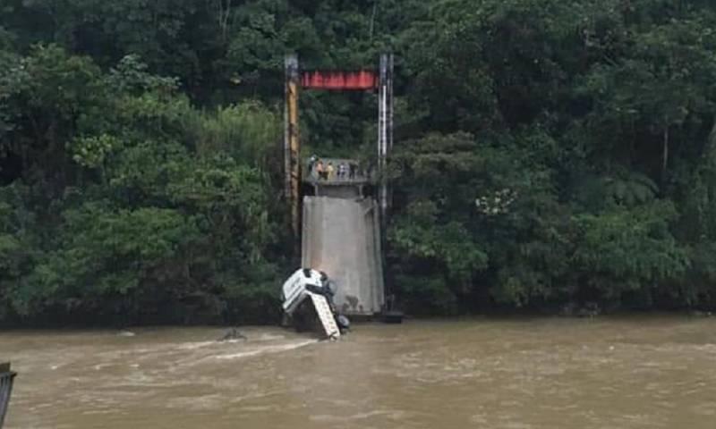 Un puente se cayó en Yantzaza / Cortesía de Riesgos Ecuador