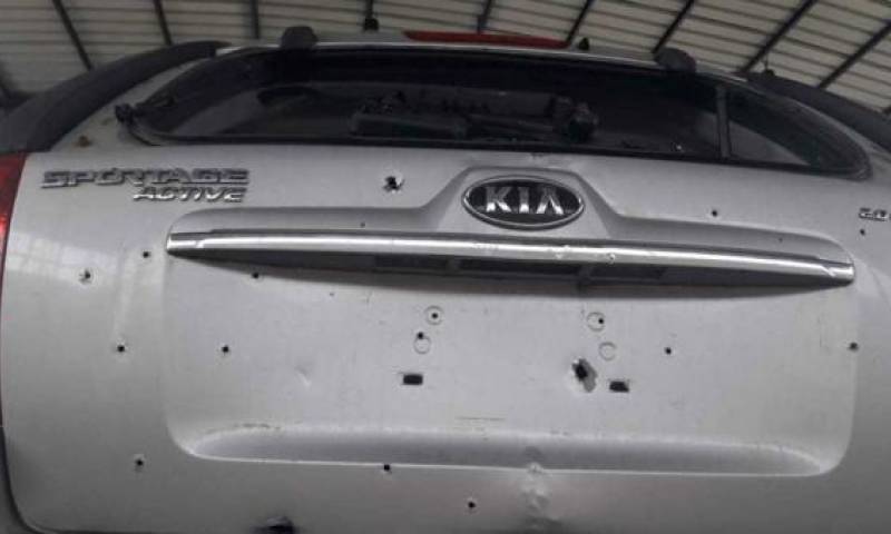 Así quedó el auto en el que se transportaban los policías atacados en Sucumbíos. Foto: El Comercio