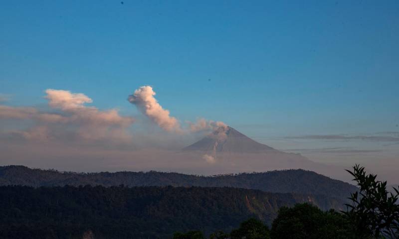 De 5.230 metros de altitud, el Sangay mantiene una actividad interna y superficial considerada como "alta" / Foto: EFE