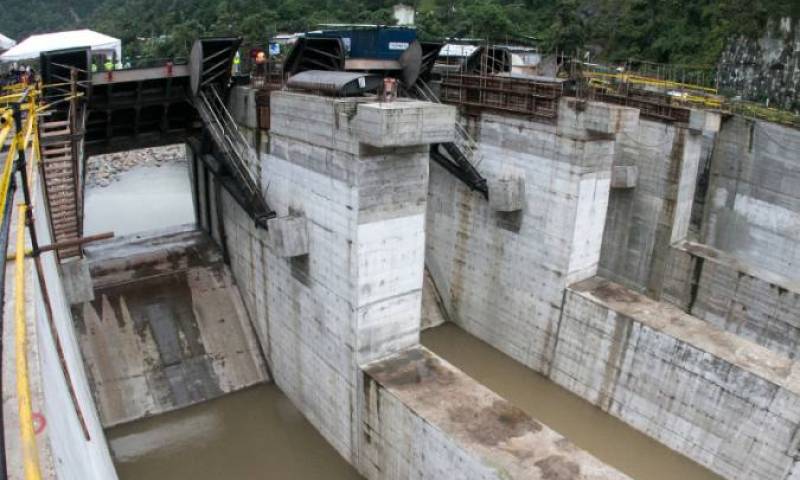 La construcción de la central hidroeléctrica Toachi Pilatón registraba un avance de más del 94% hasta febrero de este año. Foto: El Universo