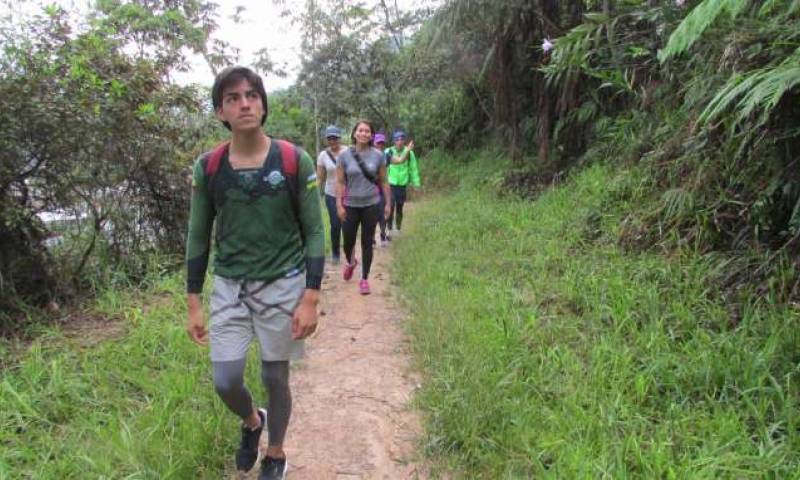 Senderismo. Integrantes del Club de Hiking de Zamora Chinchipe caminando hacia las Tres Cruces a las 07:00. Foto: La Hora