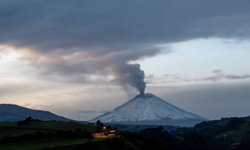 El volcán ecuatoriano Cotopaxi emana una columna de vapor de 1.300 metros / Foto: EFE