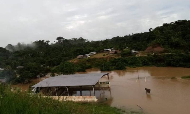 Al menos 37 familias de la comunidad Waorani Miwaguno fueron afectadas por la crecida del río Shiripuno, en Orellana, este 21 de junio de 2020. - Foto: Cortesía-Confeniae