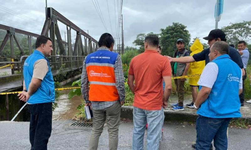 Se registraron viviendas afectadas, moradores evacuados y un puente destruido en Tena, provincia de Napo. / Foto: Cortesía Servicio Nacional de Gestión de Riesgos y Emergencias del Ecuador (SNGRE)
