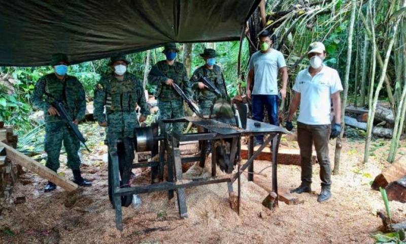  Miembros de Fuerzas Armadas localizaron un aserradero clandestino en la reserva Cuyabeno. Foto: Cortesía