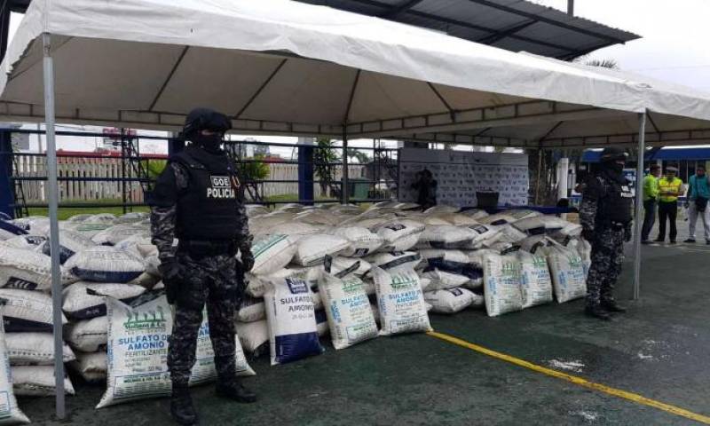 La Policía Nacional, en agosto de 2017, retuvo un camión que trasladaba 360 fundas de cloruro de calcio que había sido camuflado entre fertilizantes. ARCHIVO / EXPRESO