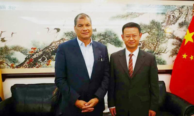 Según un comunicado oficial publicado en la página web de la Embajada de China en Ecuador, el expresidente Rafael Correa se reunió el 19 de enero con Qu Yuan, encargado de negocios de la Embajada, para hablar de “las relaciones bilaterales y asuntos de interés común”. Foto: Expreso