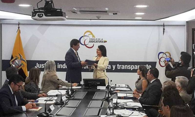 Santiago Velásquez, coordinador del Comité de Expertos, entrega a la presidenta de la Judicatura, María del Carmen Maldonado, la metodología definitiva.  Foto: El Telégrafo