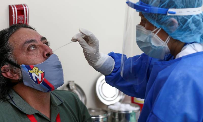 Ecuador sumó 496 nuevos casos de covid-19 y acumuló 833.291 en pandemia / Foto: EFE