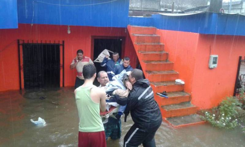 Ocho familias que habitan en el barrio Santa Isabel fueron afectadas por la fuerte lluvia caída en la madrugada del pasado miércoles. Foto: El Universo