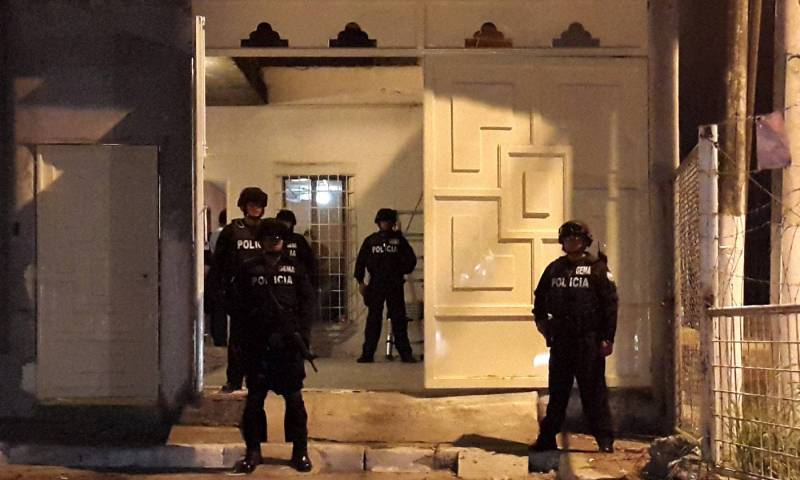 Miembros de grupos élite de la Policía Nacional resguardaron las propiedades allanadas durante los operativos.