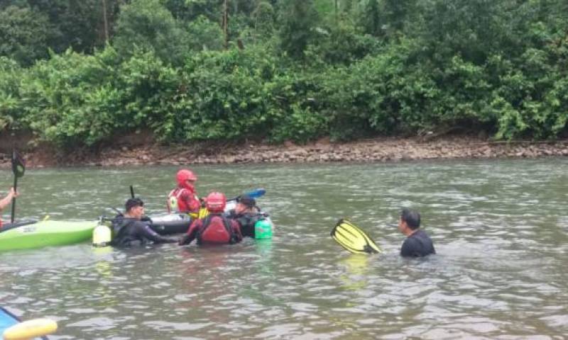 El turista murió mientras se bañaba en las aguas del río Puyo, en la Amazonía, cuando en forma inexplicable fue arrastrado por la corriente. Foto: Cortesía Cuerpo de Bomberos de Shell . Foto: El Comercio