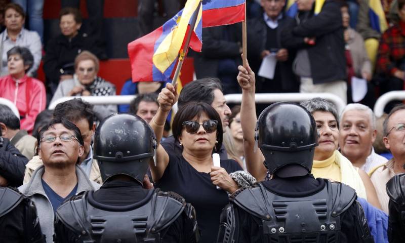 Plantón en la Tribuna de la Shyris convocado por Andrés Páez, Fernando Villavicencio y César Montúfar en contra de la corrupción. Foto: La República