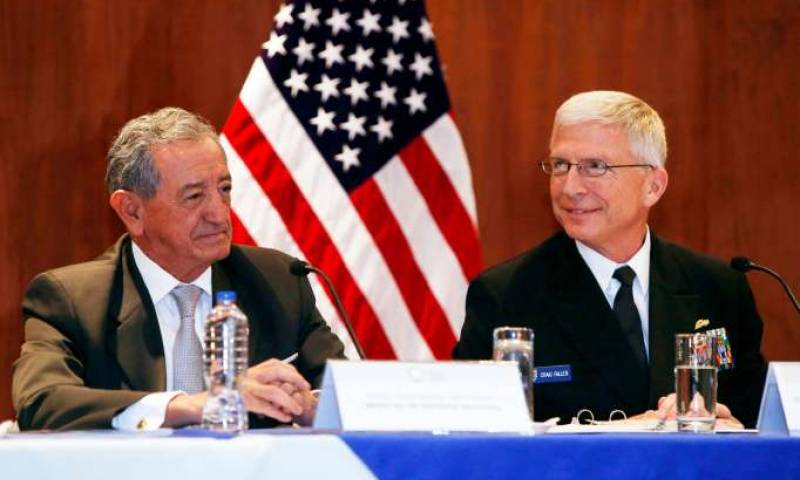 Encuentro. El ministro Jarrín junto a Faller, jefe del Comando Sur de EE.UU. Foto: La Hora