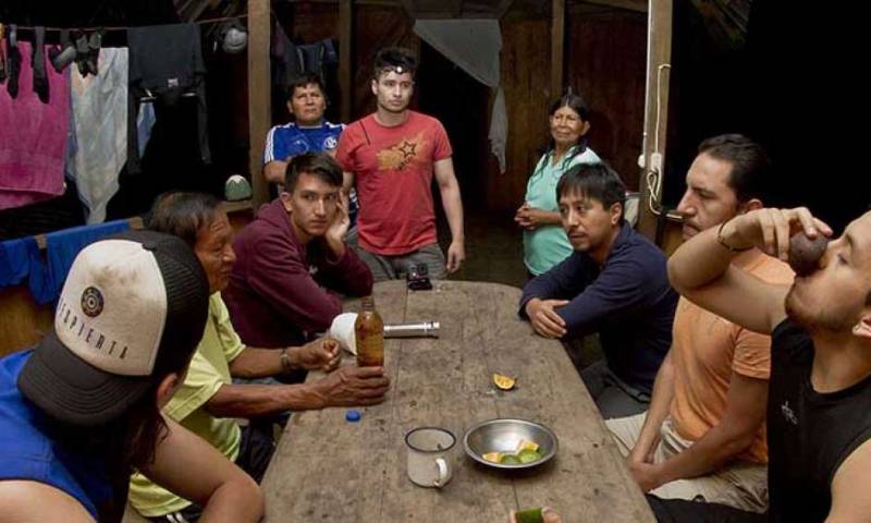 Casi siempre el ritual de ingesta de ayahuasca se inicia en una mesa de madera, al interior de una vivienda amazónica. Foto: El Telégrafo