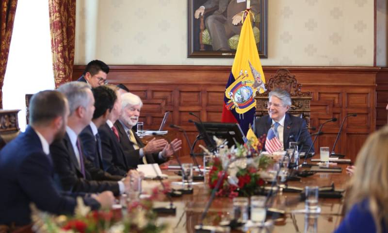 Guillermo Lasso mantuvo una reunión en Carondelet con el asesor especial para las Américas del presidente de los Estados Unidos, Christopher Dodd / Foto: cortesía Presidencia 