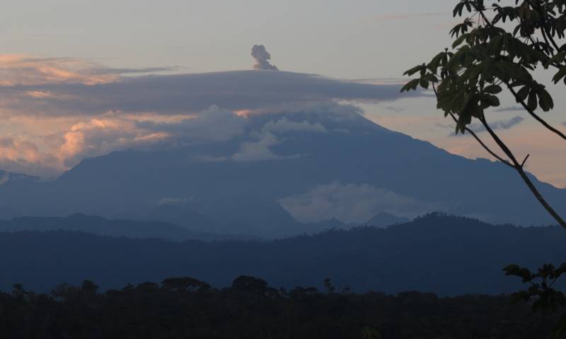 El Instituto, en un informe, precisó que esta mañana se observó a través de imágenes de satélite una "leve y continua" emisión de ceniza del Sangay / Foto: El Oriente