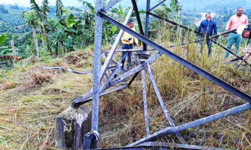 El ataque a la torre eléctrica de Viche llegó a una de las juezas de Quinindé a inicios de abril. Ella vinculó a Guacho al proceso. La misma jueza llevó el caso de la narcoavioneta que apareció incinerada en 2015 en esa zona y procesó el asesinato del alcalde de Muisne en 2014. Foto: Expreso