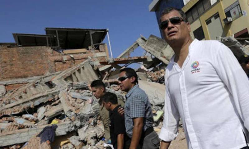 El expresidente Rafael Correa recorre la zona de desastre en Manabí. Según el Consejo de Participación Ciudadana, hubo desvíos en el dinero que manejó el Comité de Reconstrucción.
