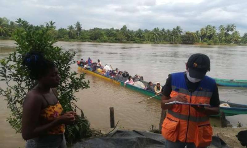 ASISTENCIA. Las familias afectadas por las inundaciones en el cantón Eloy Alfaro, recibieron ayuda humanitaria para 15 días.