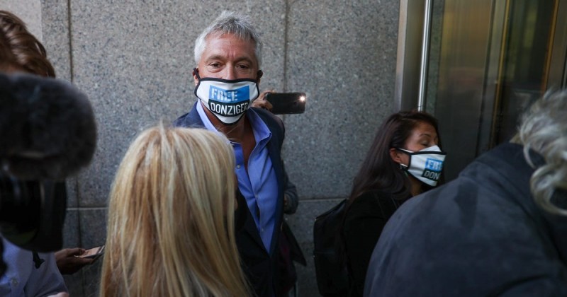 Steven Donziger se ve en la manifestación "Free Donziger" celebrada frente al Palacio de Justicia de Manhattan mientras enfrentaba una sentencia por desacato penal a la Corte, el 1 de octubre de 2021. (Foto de Tayfun Coskun/Agencia Anadolu a través de Getty Images)