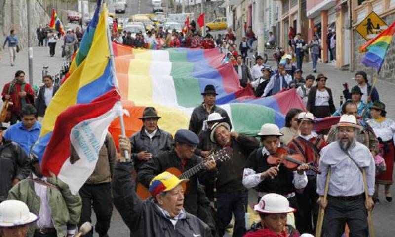 La marcha salió de la Ecuarunari con rumbo al MIES y a la sede de la Conaie. En la foto avanza por la calle Sodiro.