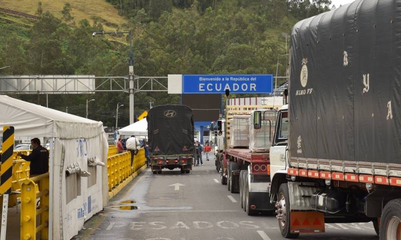 Ecuador y Colombia abren su frontera terrestre a conductores de carga pesada