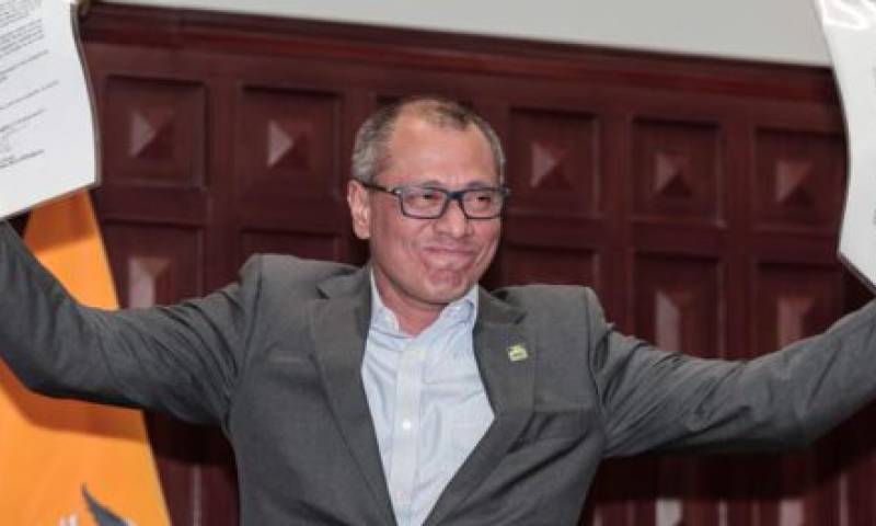 El vicepresidente Jorge Glas, participa en una rueda de prensa hoy, jueves 3 de julio de 2017, en el Palacio de Gobierno en Quito (Ecuador), después de que el presidente de Ecuador, Lenín Moreno, retiró hoy "todas las funciones" asignadas al segundo mandatario, tras la disputa surgida entre ambos y las críticas de este último a su gestión en una carta publicada este miércoles. Foto: La República