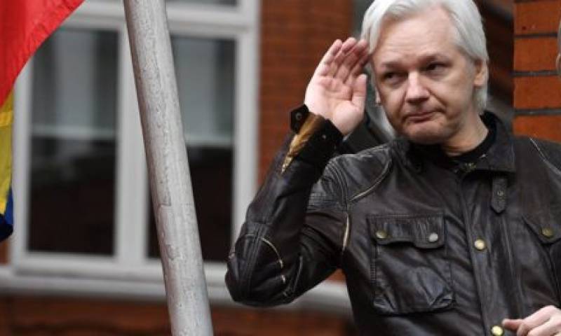 Fundador de WikiLeaks, Julian Assange, mientras comparece ante la prensa en la embajada ecuatoriana en Londres, Reino Unido. Foto: La República
