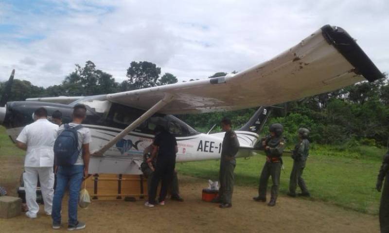 Avioneta del Ecorae tuvo un percance al momento de aterrizar en la pista de Pinduyacu (Pastaza). Los dos pilotos como sus ocupantes se encuentran estables. Foto: El Universo