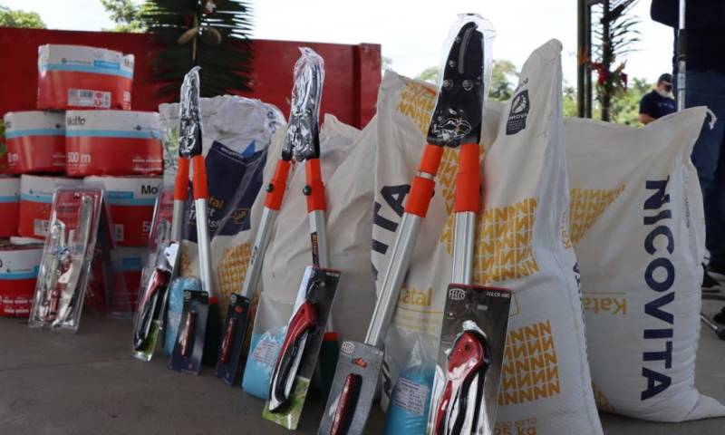 En las provincias de Orellana, Sucumbíos y Napo se entregaron de títulos de propiedad, así como herramientas y equipos / Foto: cortesía ministerio de Agricultura