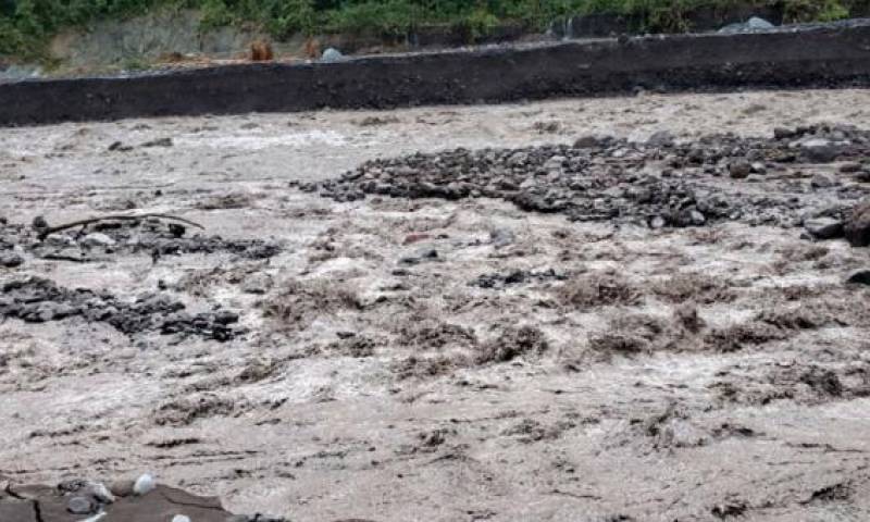 El dique existente en el río Upano se rompió la tarde del viernes 27 de diciembre de 2019 y el agua fluyó en forma casi normal, arrastrando a su paso el material acumulado. Foto: Cortesía