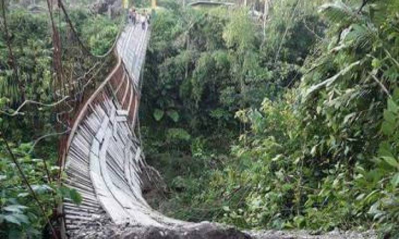 El desprendimiento del puente sobre el río Panki dejó dos personas fallecidas. Foto: El Universo 