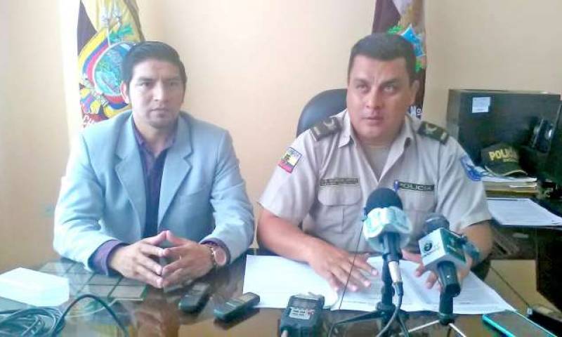 Leonardo Sigcho, intendente de Policía, y Javier Solórzano, jefe subrogante de Policía. Foto: La Hora