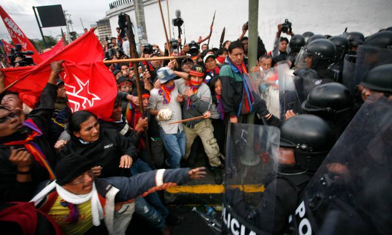 Indígenas chocan con la policía al tratar de llegar a la Asamblea Nacional de Ecuador, en Quito, en 2012. Foto: New York Times