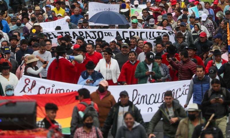 La marcha congregó a centenares de personas que recorrieron las calles de Latacunga/ Foto: cortesía EFE