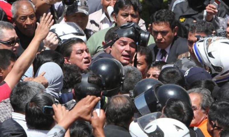 Rafael Correa, en el centro, en el Regimiento Quito N°, el 30 de septiembre del 2010. Foto: Archivo / EL COMERCIO